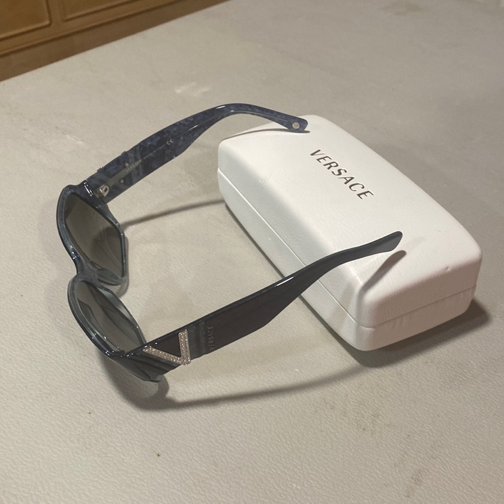 Authentic VERSACE brand new sunglasses with square frame in rhinestones on the V